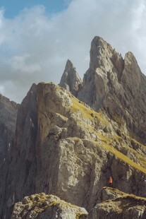巍峨嶙峋的壮丽山峰
