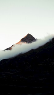 云雾缭绕的山峰