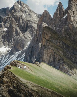 高山草甸间的壮丽山峰