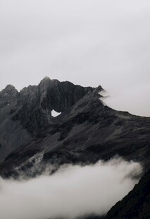 云雾缭绕的巍峨山峰