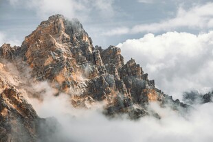 云雾缭绕的壮丽山峰