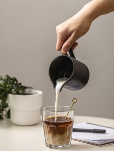 手冲咖啡倒入玻璃杯