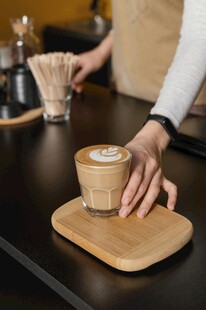手托咖啡杯于木托盘上
