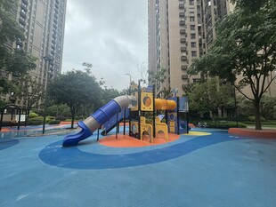 小区内的儿童游乐设施