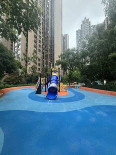 小区内的儿童游乐场地