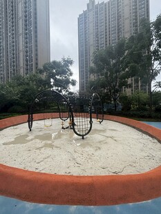 城市小区内的儿童沙坑区域