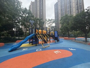 城市中的多彩儿童游乐场地