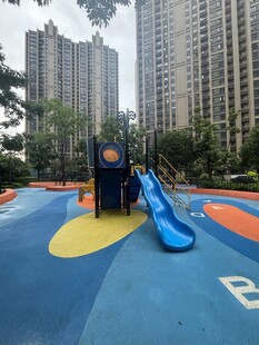 小区内的儿童游乐设施