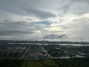 城市天际线与云层景观