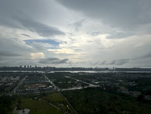 城市上空的阴沉云层景观