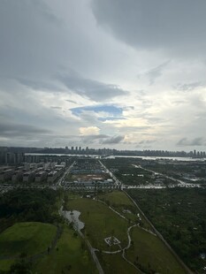 俯瞰城市与绿地景观