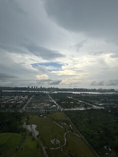 俯瞰城市与绿地景观