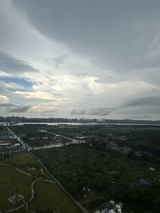 城市上空的阴沉云层景观
