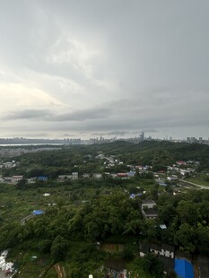 阴天俯瞰绿意盎然的城郊景色