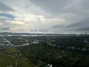 俯瞰阴云笼罩下的开阔景致