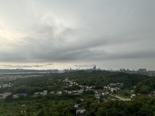 阴天城市景观俯瞰