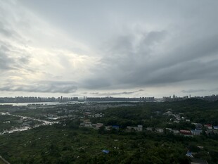 城市上空的厚重云层景观