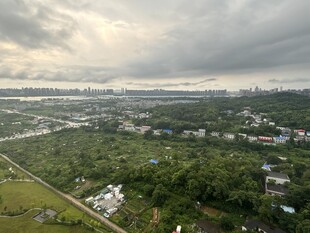 俯瞰城市与绿地景观