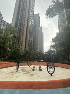 小区内的儿童户外游乐设施