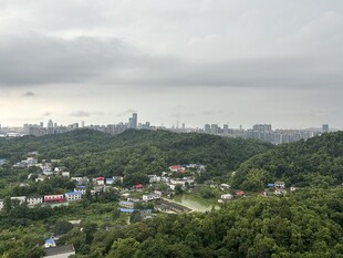 山林间的城市远景风光