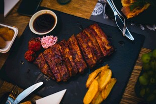 美味烤排骨与多样配菜