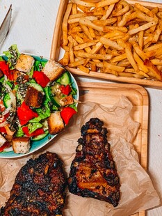 美味烤肉配薯条与沙拉