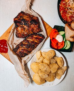 美味烤肉与配菜组合