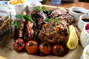 丰盛烤肉拼盘美食盛宴