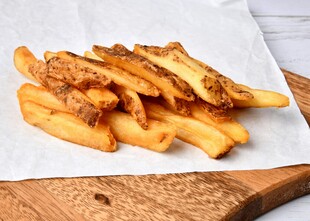 美味炸薯条置于白色纸上