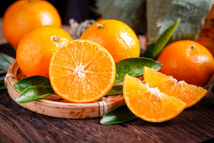 新鲜多汁的橙子