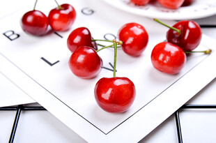 新鲜红樱桃