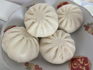 美味包子摆于盘中