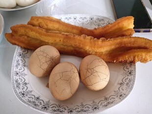 油条茶叶蛋早餐组合
