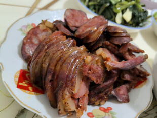 美味腊香肠摆放在盘中
