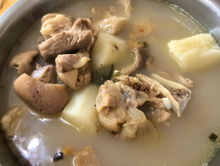 香浓排骨土豆蘑菇汤