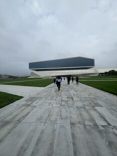 现代建筑前的行人漫步