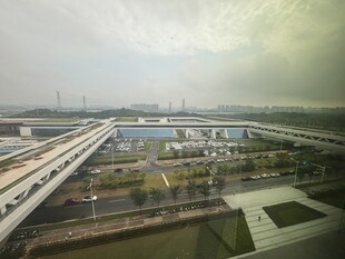 俯瞰现代化交通枢纽景观