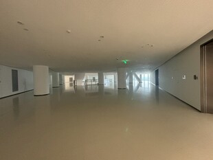 空旷宽敞的现代化办公空间