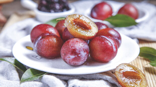 新鲜诱人的李子