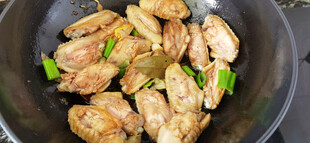 锅中煎制的美味鸡翅