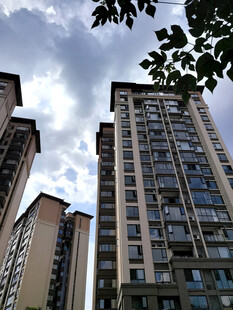 仰拍高层住宅楼景观