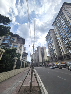 城市街道与两旁高楼景观