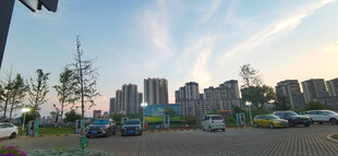 城市公园停车场黄昏美景