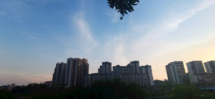 夕阳下的城市建筑群