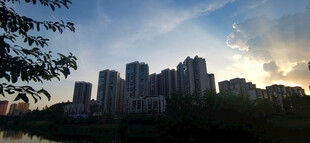 夕阳下的城市高楼景观