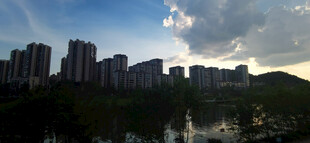 城市河畔黄昏风景