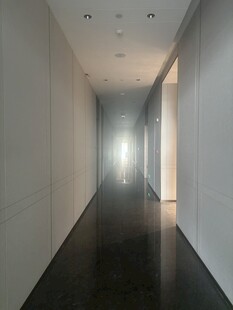 空旷走廊尽头的明亮光线