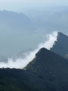 山间云雾缭绕的壮丽景致