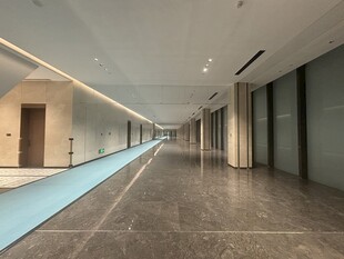 现代宽敞的室内走廊空间