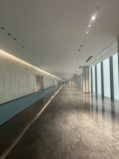 现代宽敞的室内走廊空间